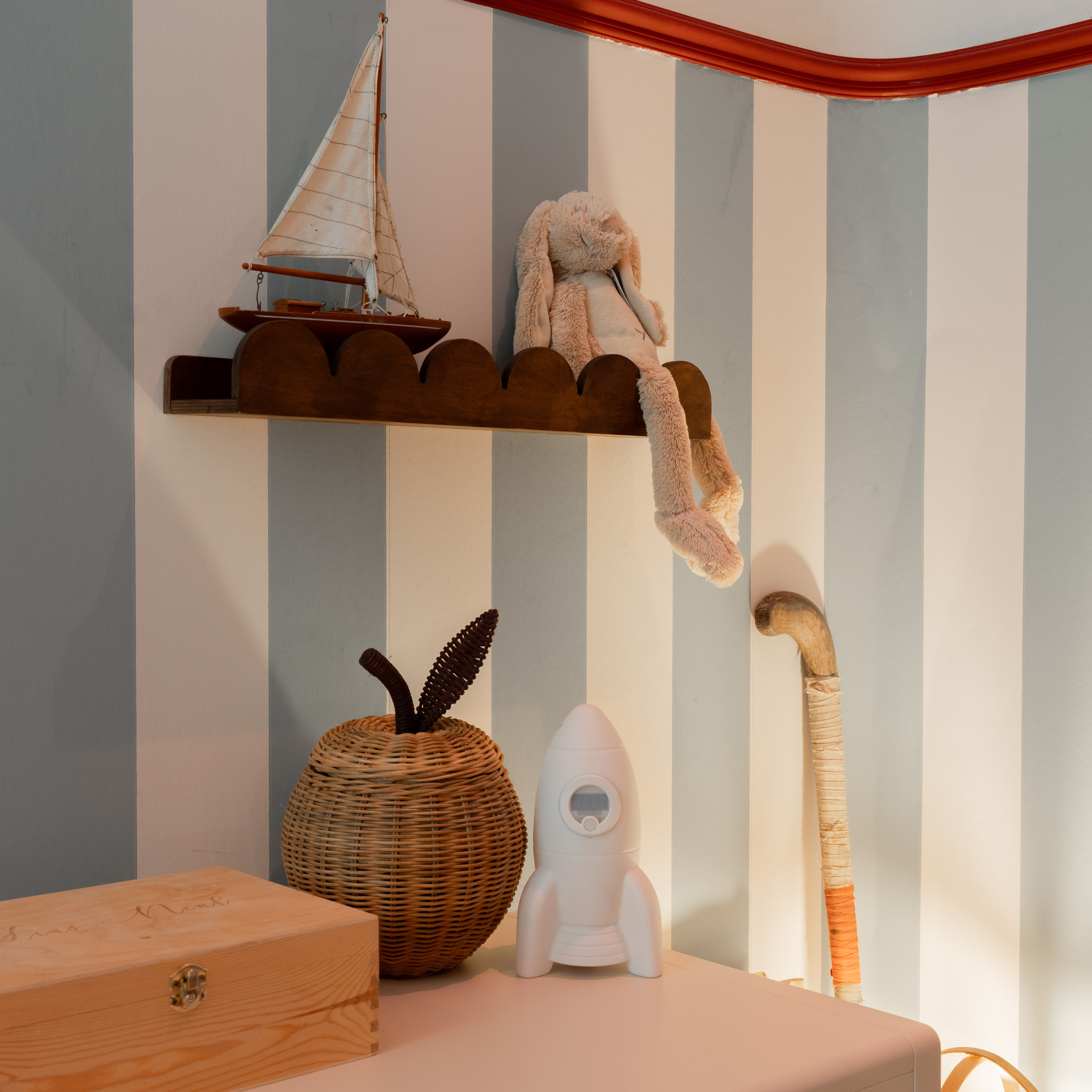 Bubble Montessori boekenrek kinderkamer | 1 plank - wengé gebeitst - toddie.nl ®