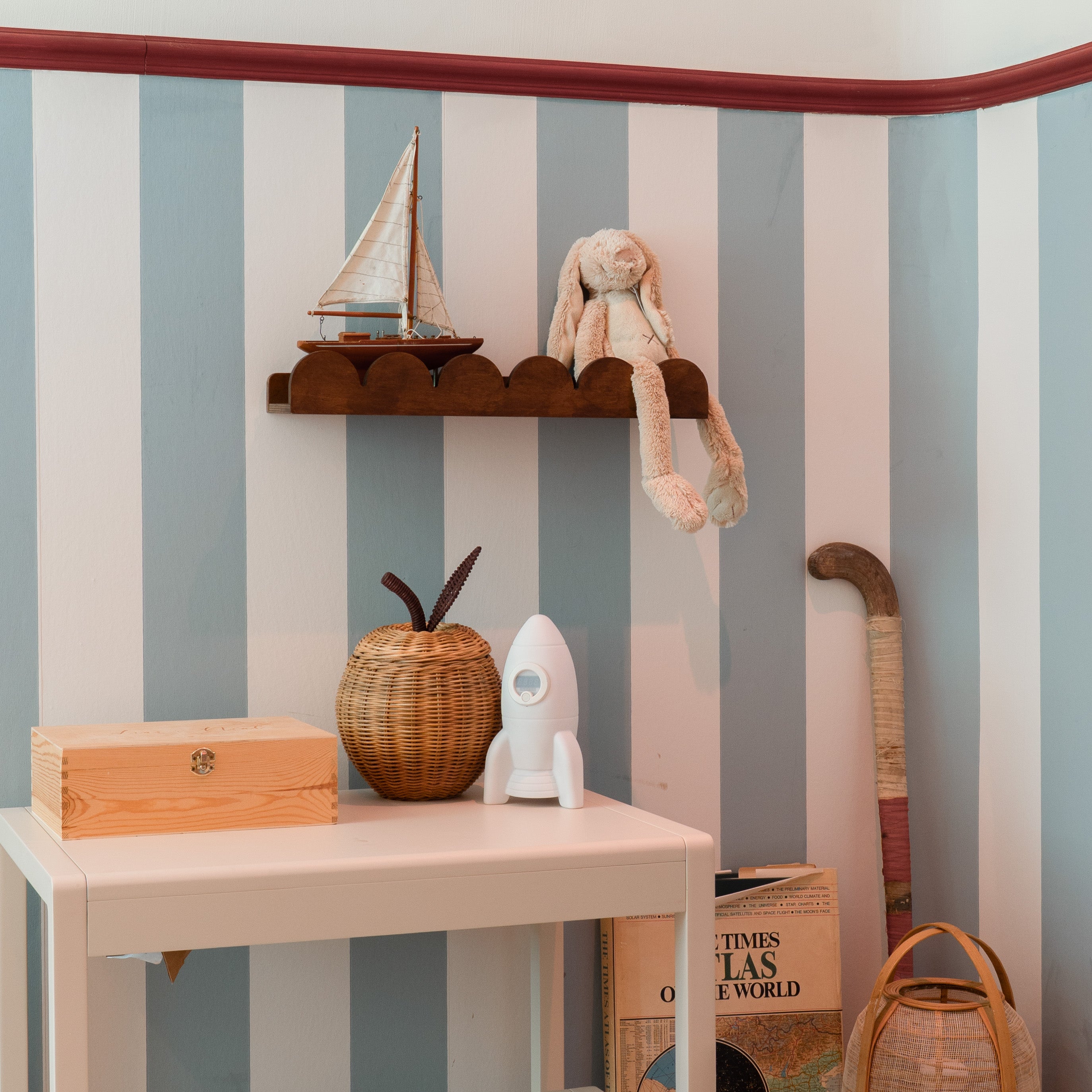 Bubble Montessori reol til børneværelse | 1 planke - wengebejdset