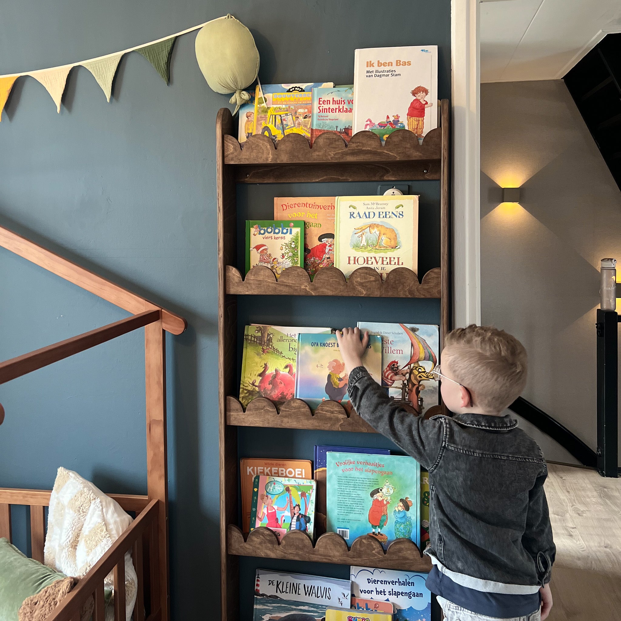 Bubble Montessori boekenrek kinderkamer | 5 planken - wengé - toddie.nl ®