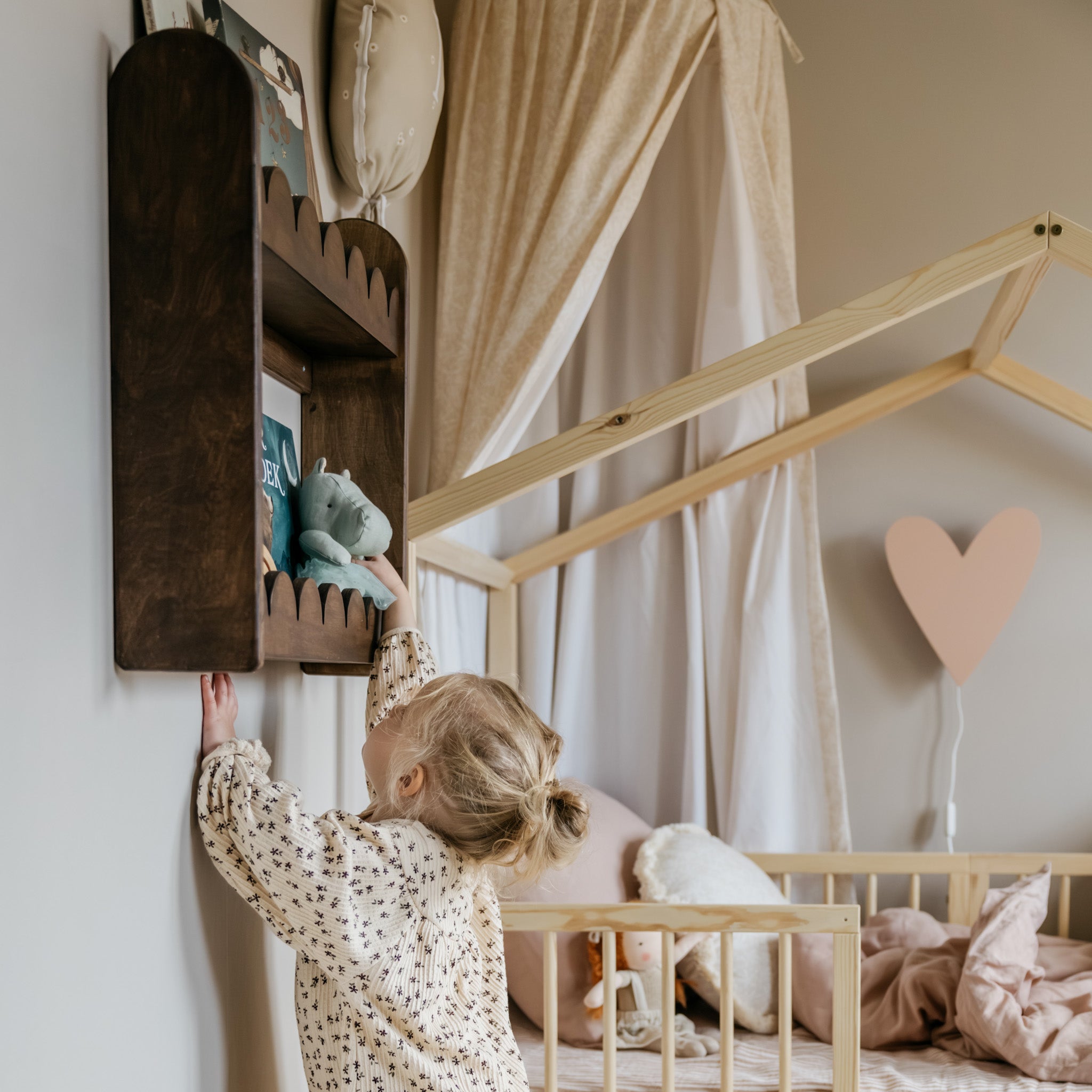 Bubble Montessori reol til børneværelse | 2 planker - wengebejdset