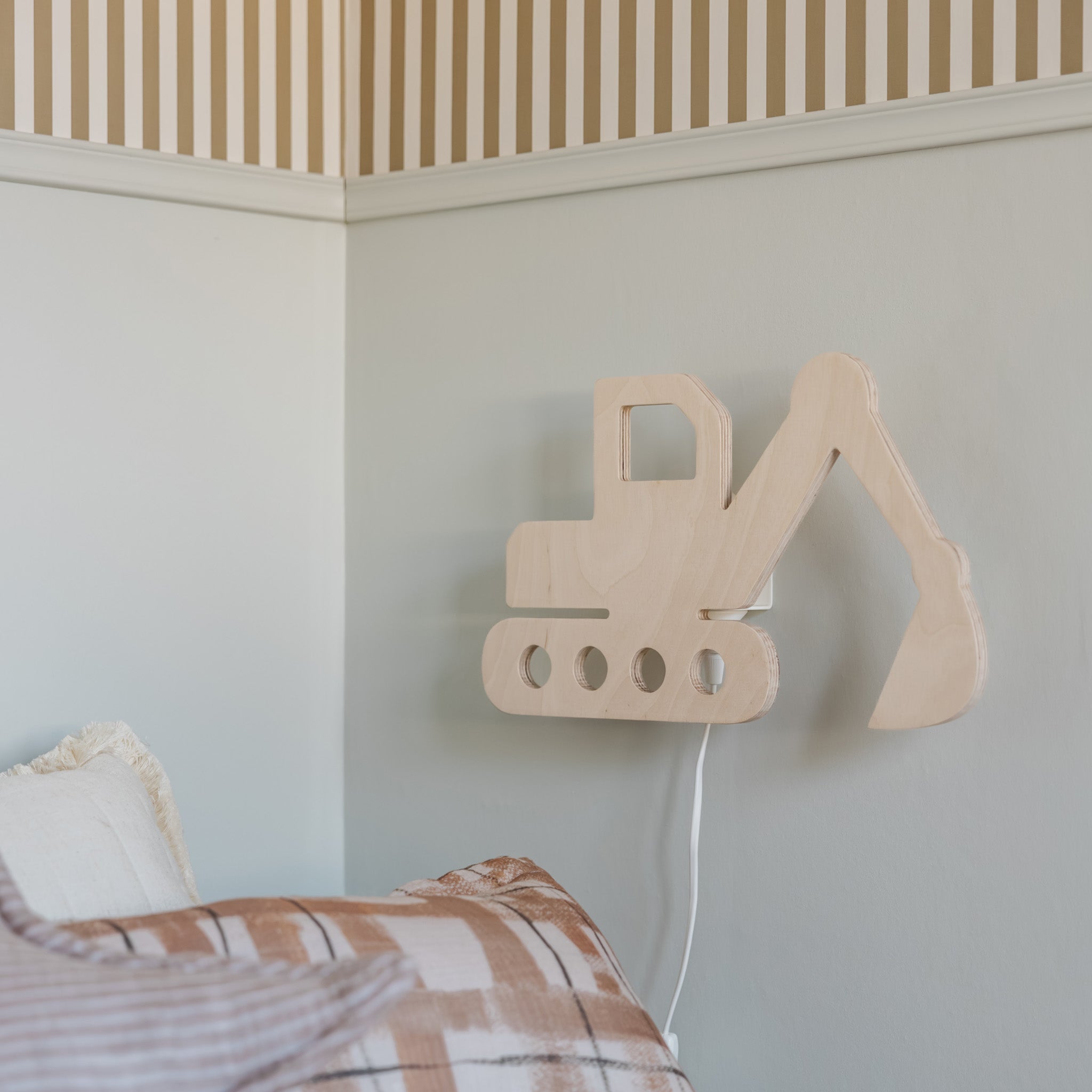 Trævæglampe til børneværelse | Gravemaskine - blank