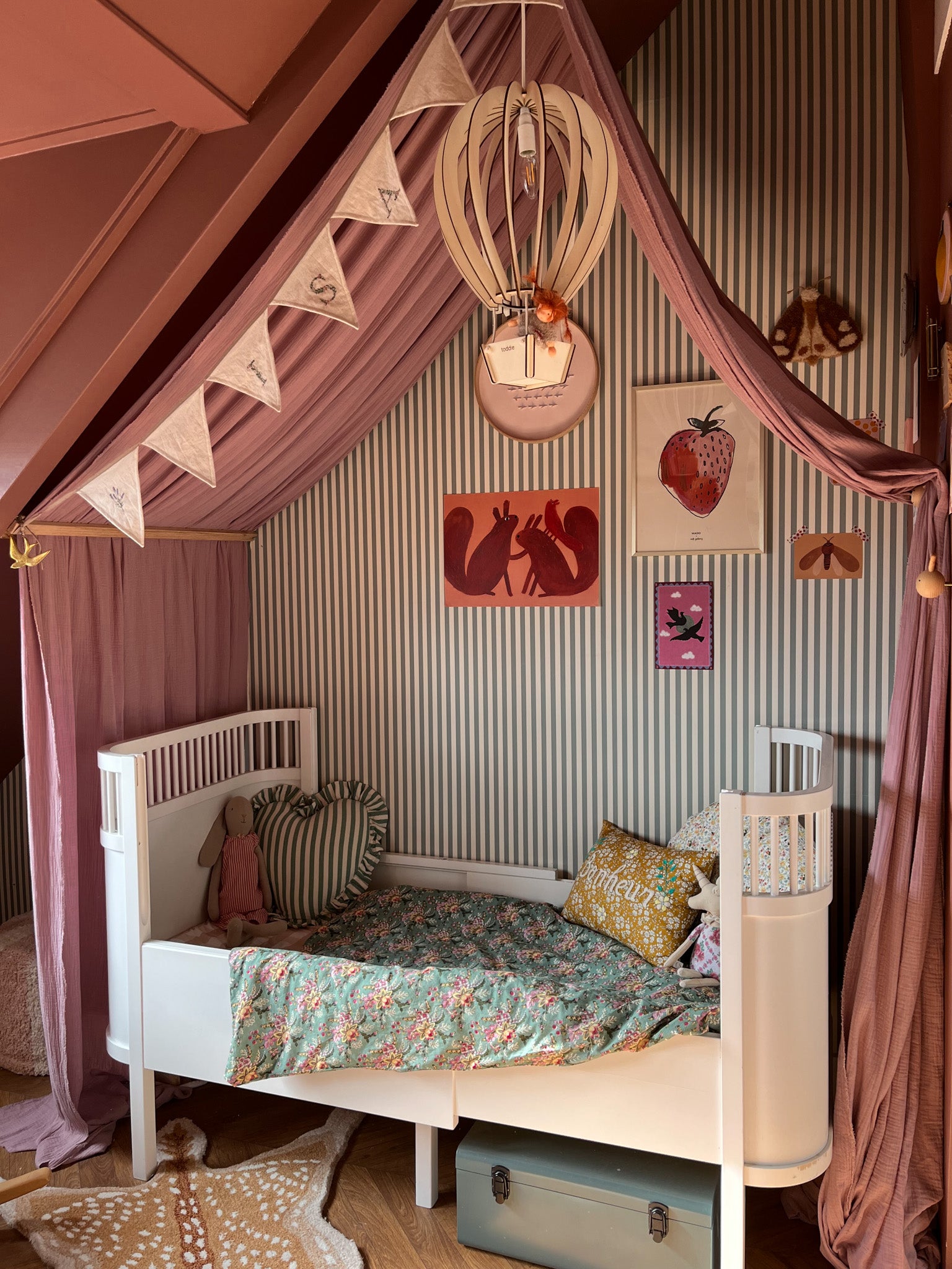 Træhængelampe til børneværelse | Varmluftballon - blank