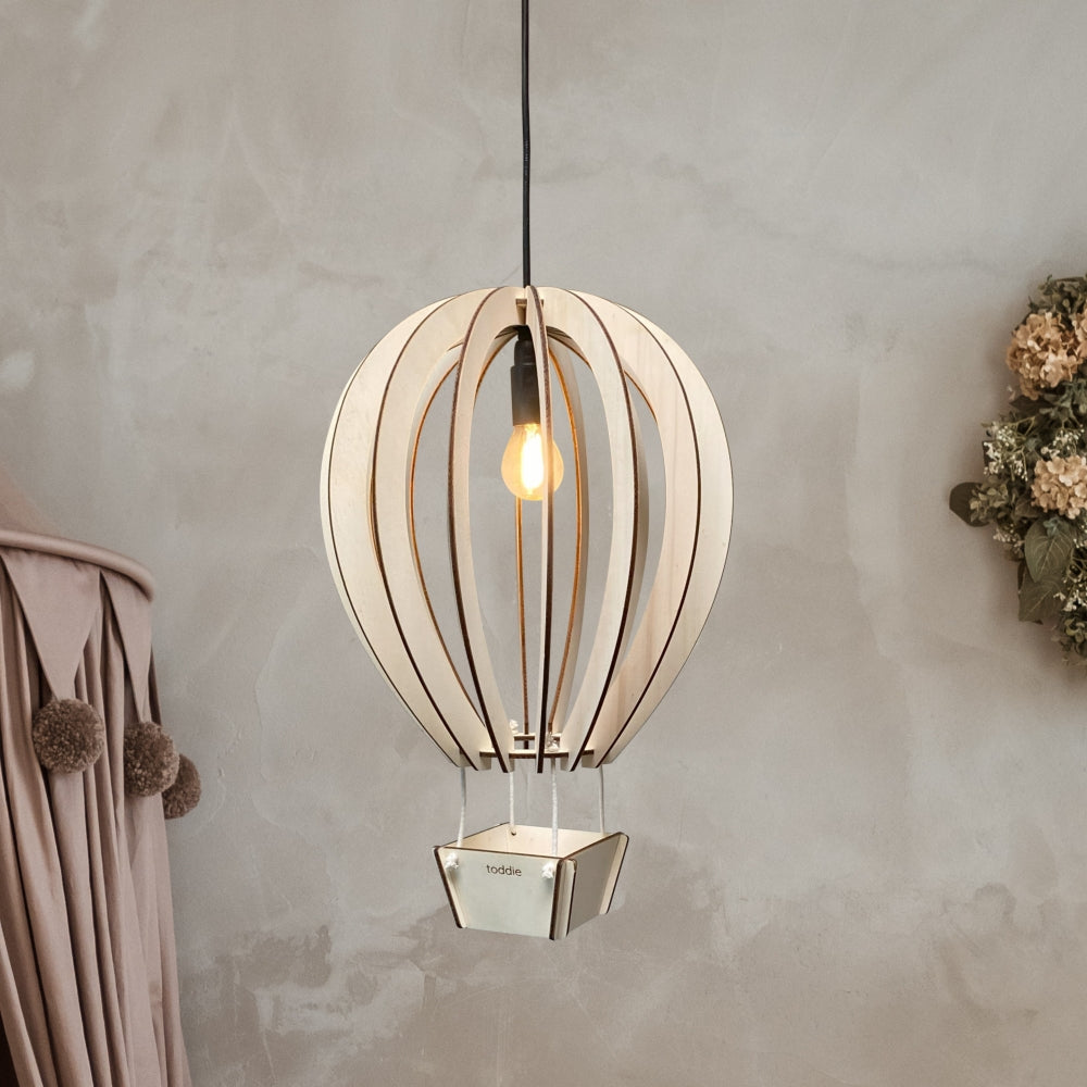 Træhængelampe til børneværelse | Varmluftballon - blank