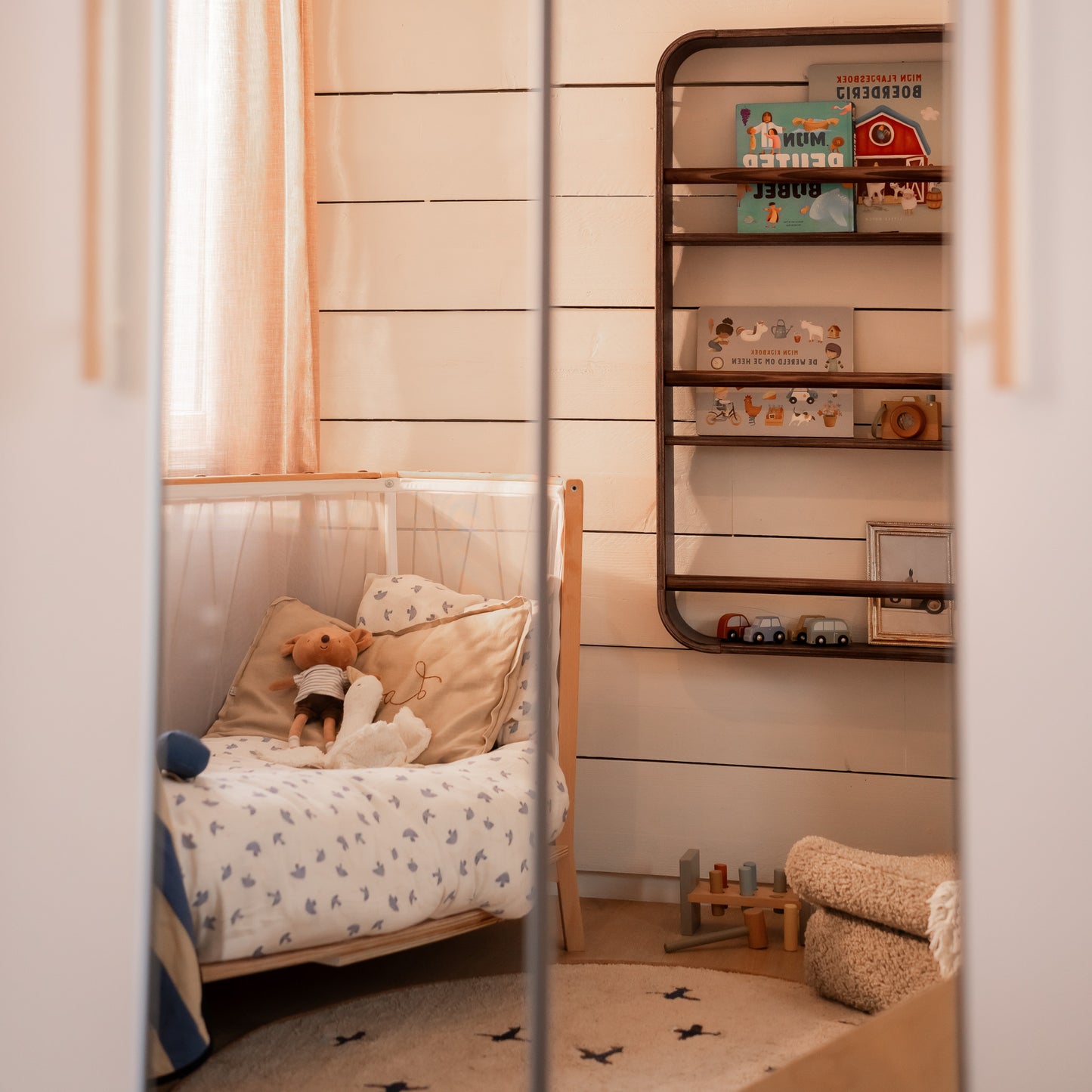 Novie montessori rond boekenrek kinderkamer | 3 planken - Wengé gebeitst - toddie.nl ®