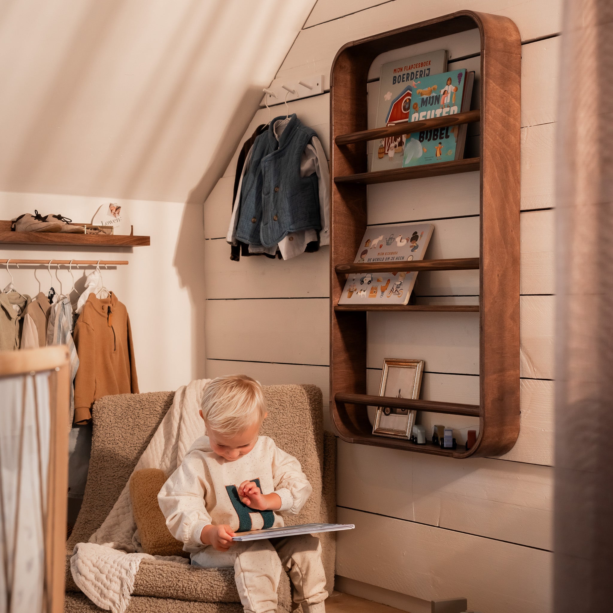 Novie montessori rond boekenrek kinderkamer | 3 planken - Wengé gebeitst
