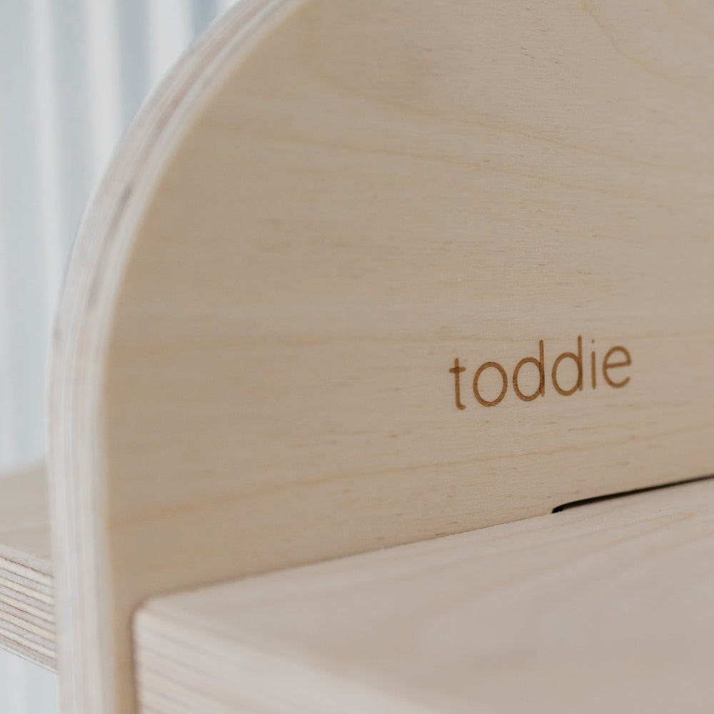 Rundt montessori bogvægskab til børneværelse | Reol med 6 hylder - klar