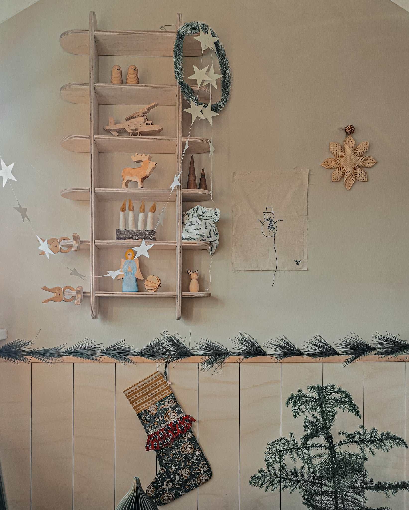 Rundt montessori bogvægskab til børneværelse | Reol med 6 hylder - klar