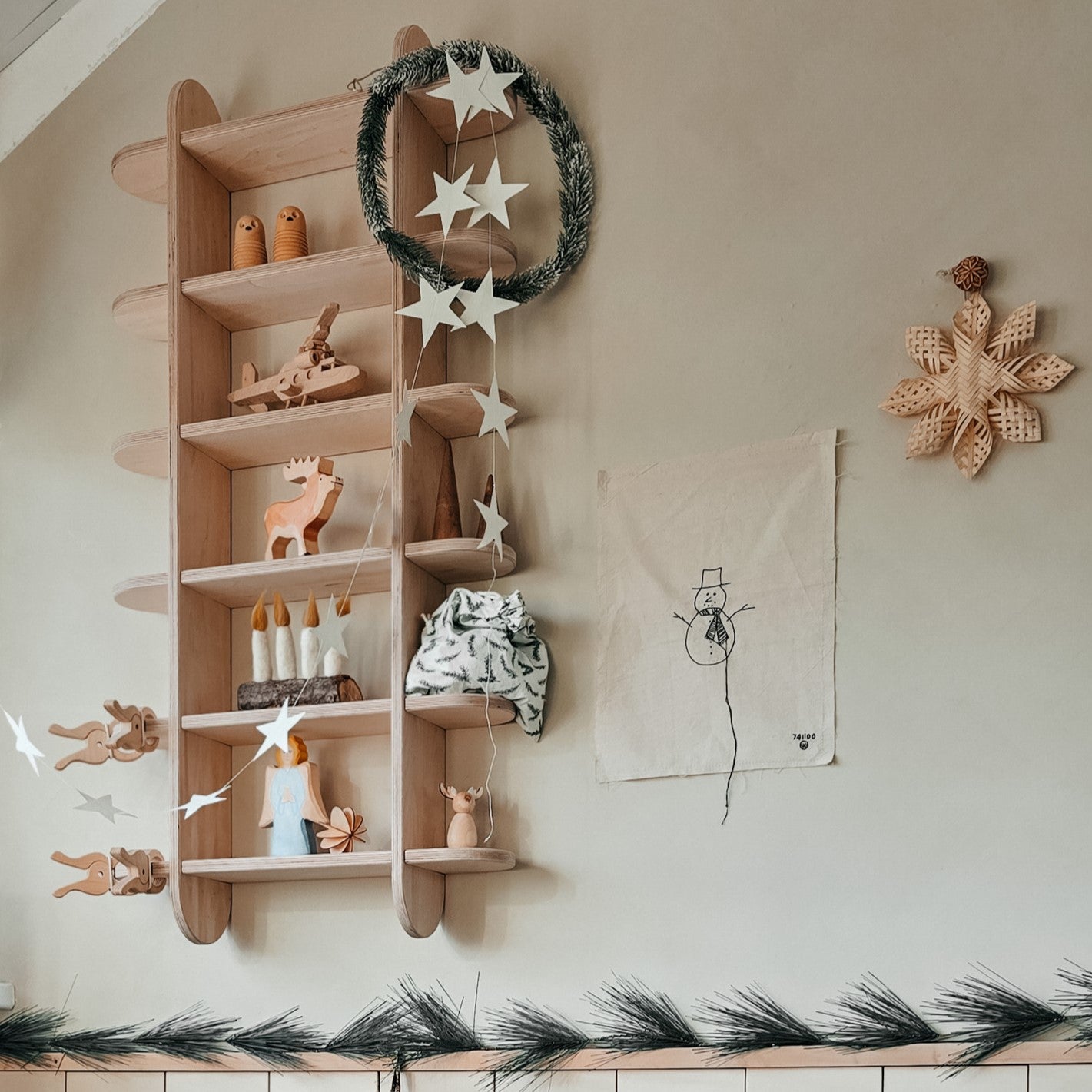 Rundt montessori bogvægskab til børneværelse | Reol med 6 hylder - klar