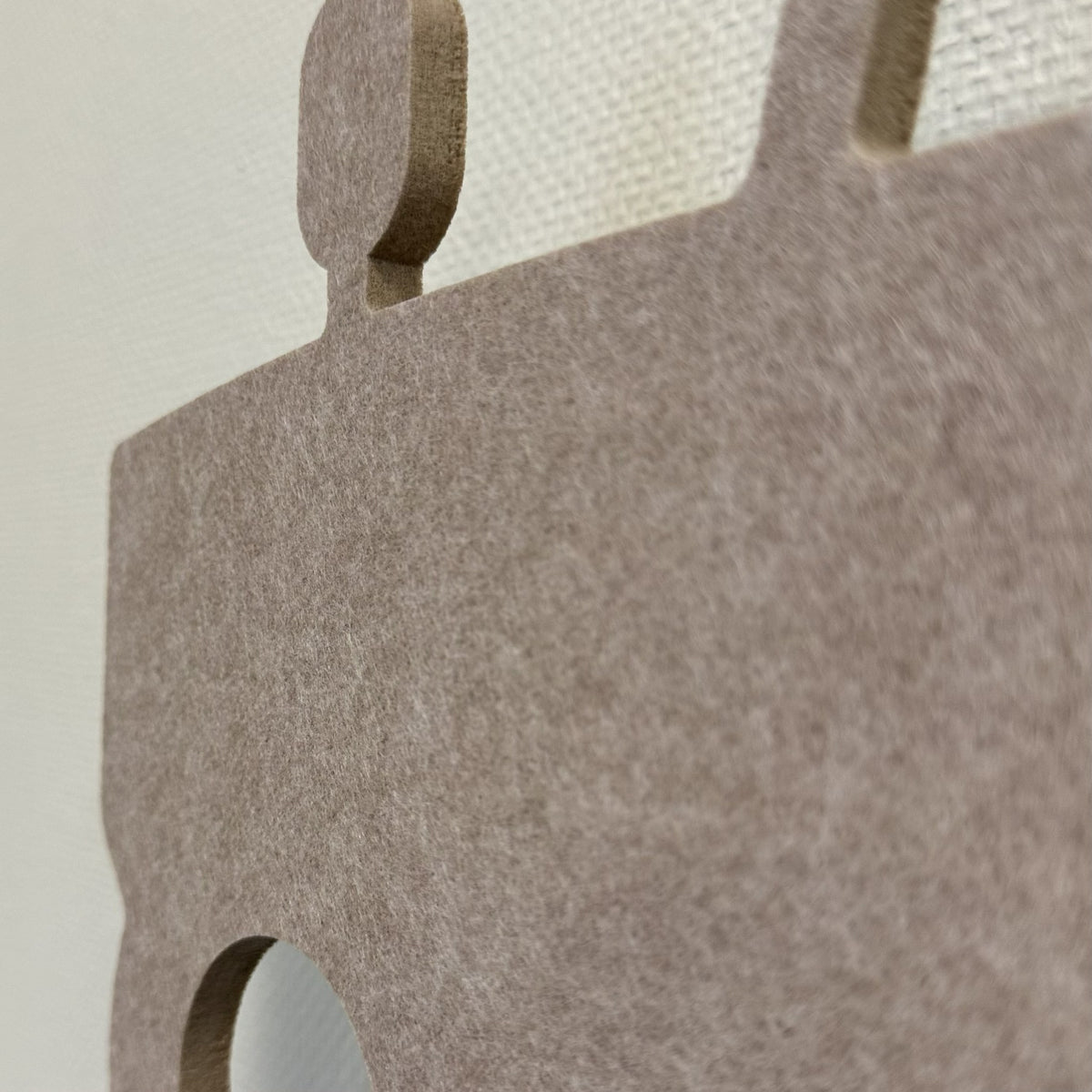 Væglampe i filt traktor sandbeige – nærbillede af PET-filten