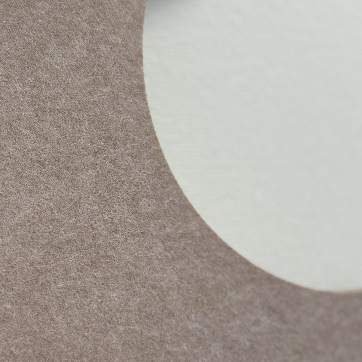 Væglampe i filt måne sandbeige – nærbillede af PET-filten