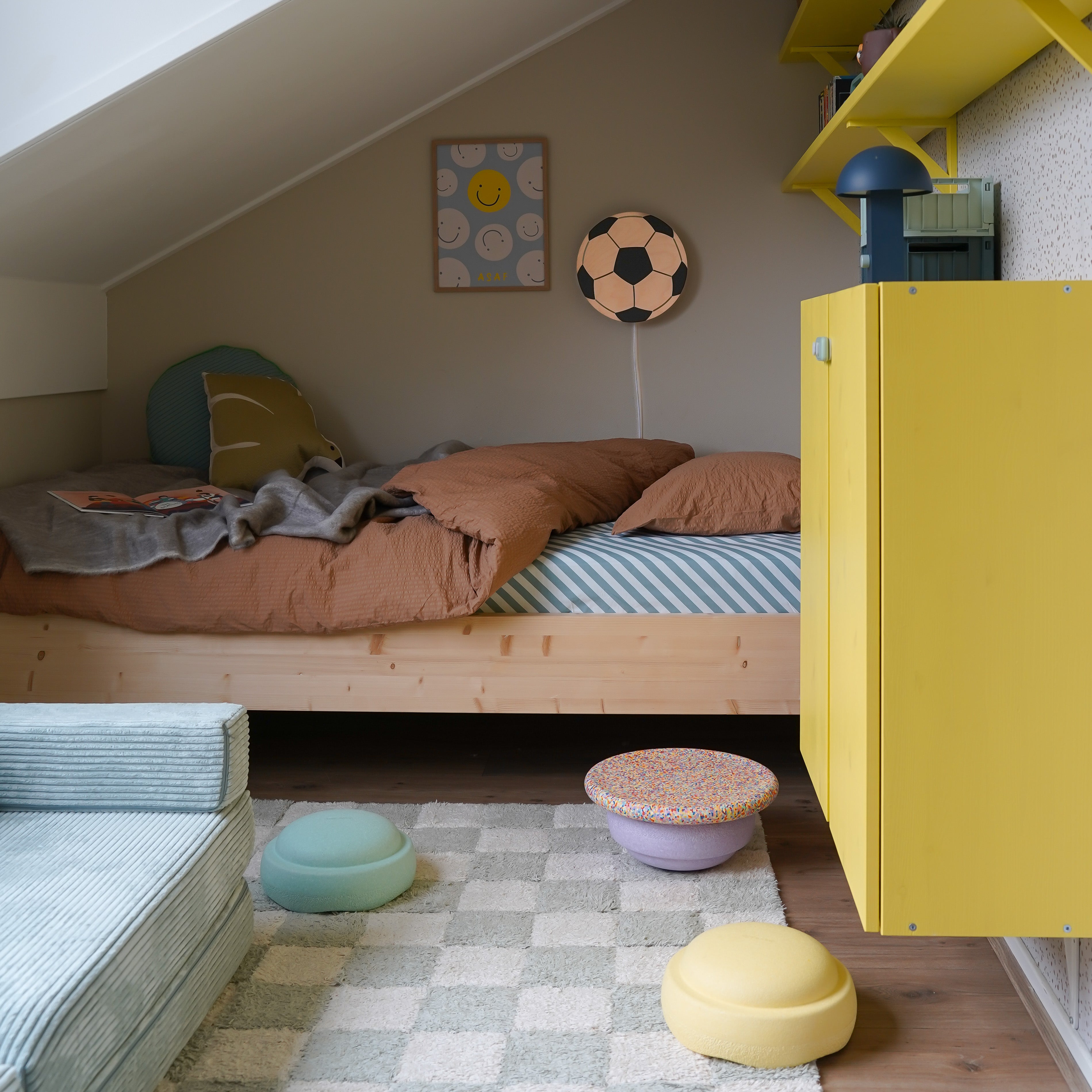 Houten wandlamp kinderkamer | Voetbal - blank/zwart - toddie.nl ®