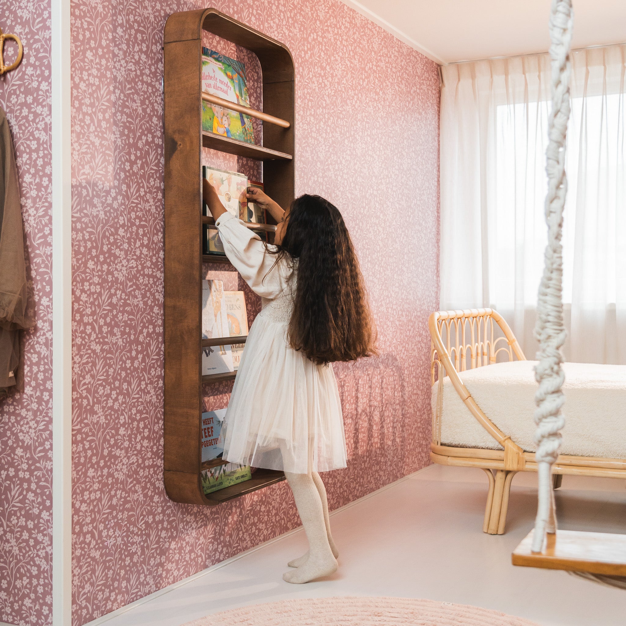 Novie montessori rond boekenrek kinderkamer | 4 planken - Wengé gebeitst