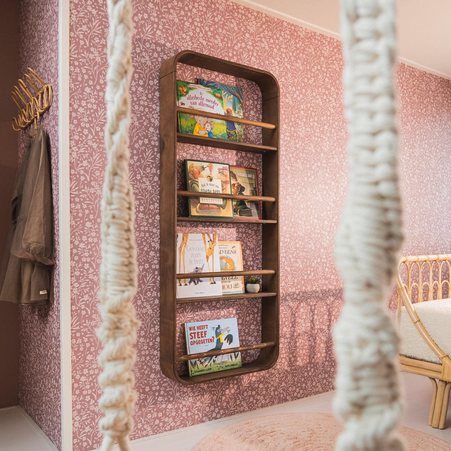 Novie montessori rond boekenrek kinderkamer | 4 planken - Wengé gebeitst - toddie.nl ®