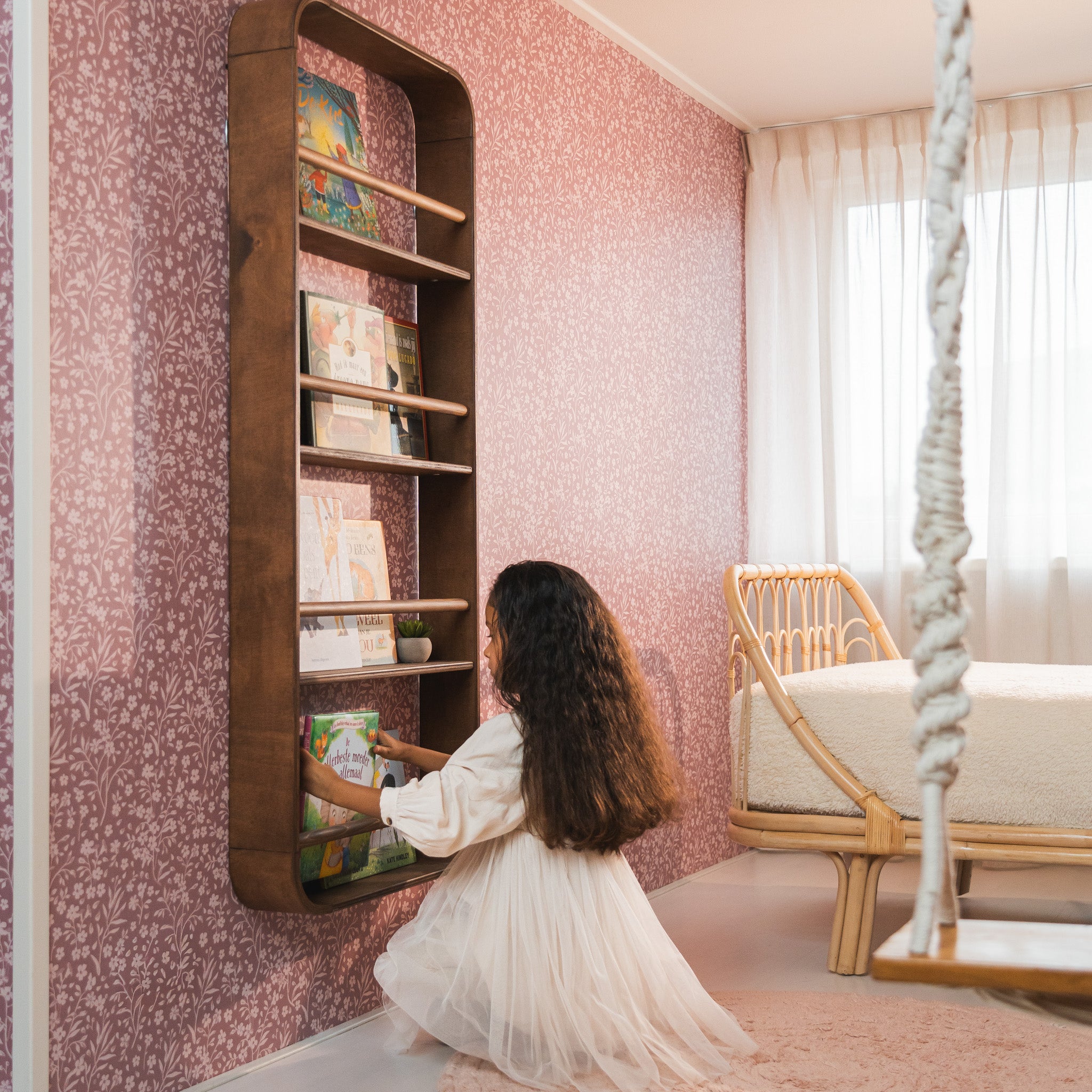 Novie montessori rond boekenrek kinderkamer | 4 planken - Wengé gebeitst