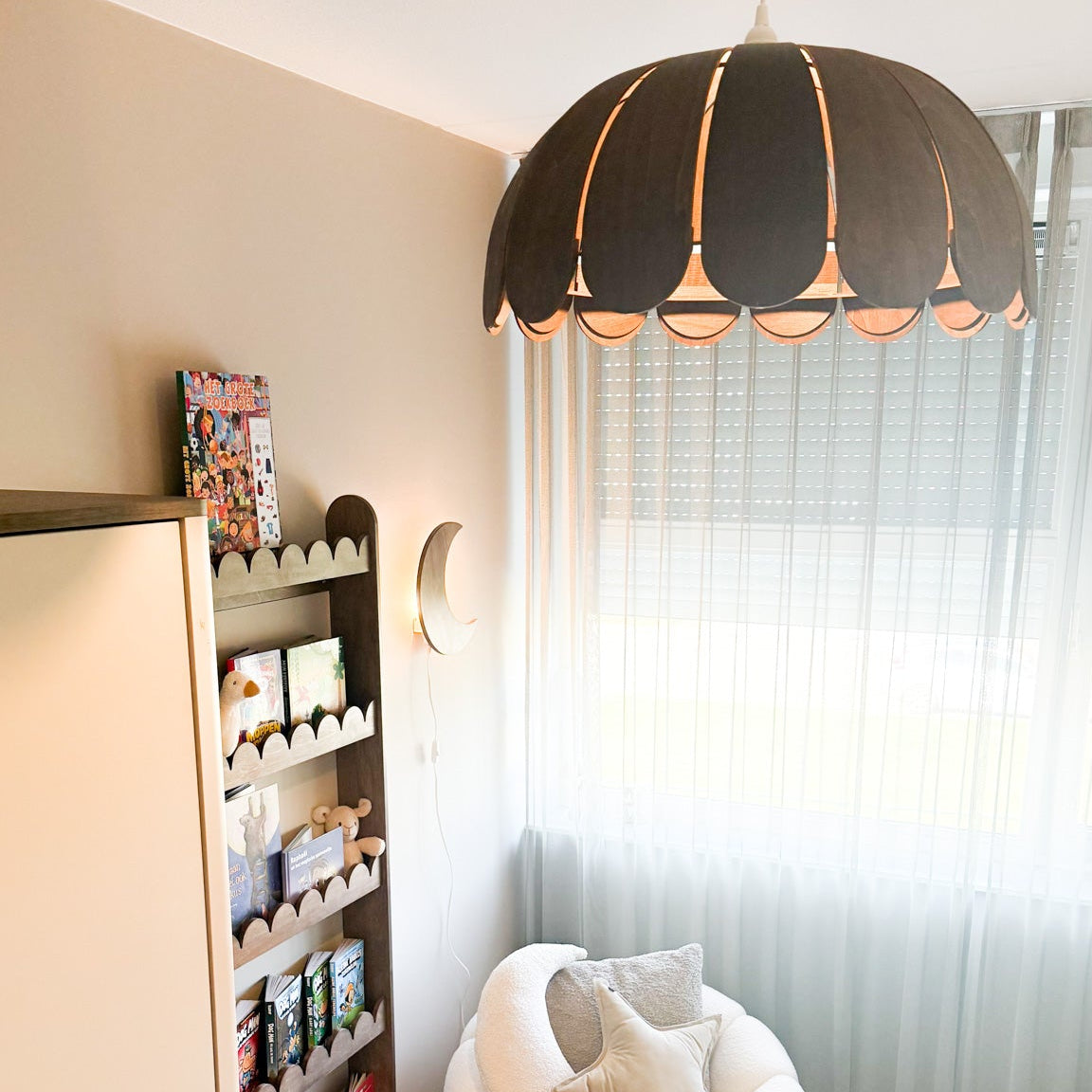 Hængende lampe i træ til børneværelset | Bubble Wengé (valnød)