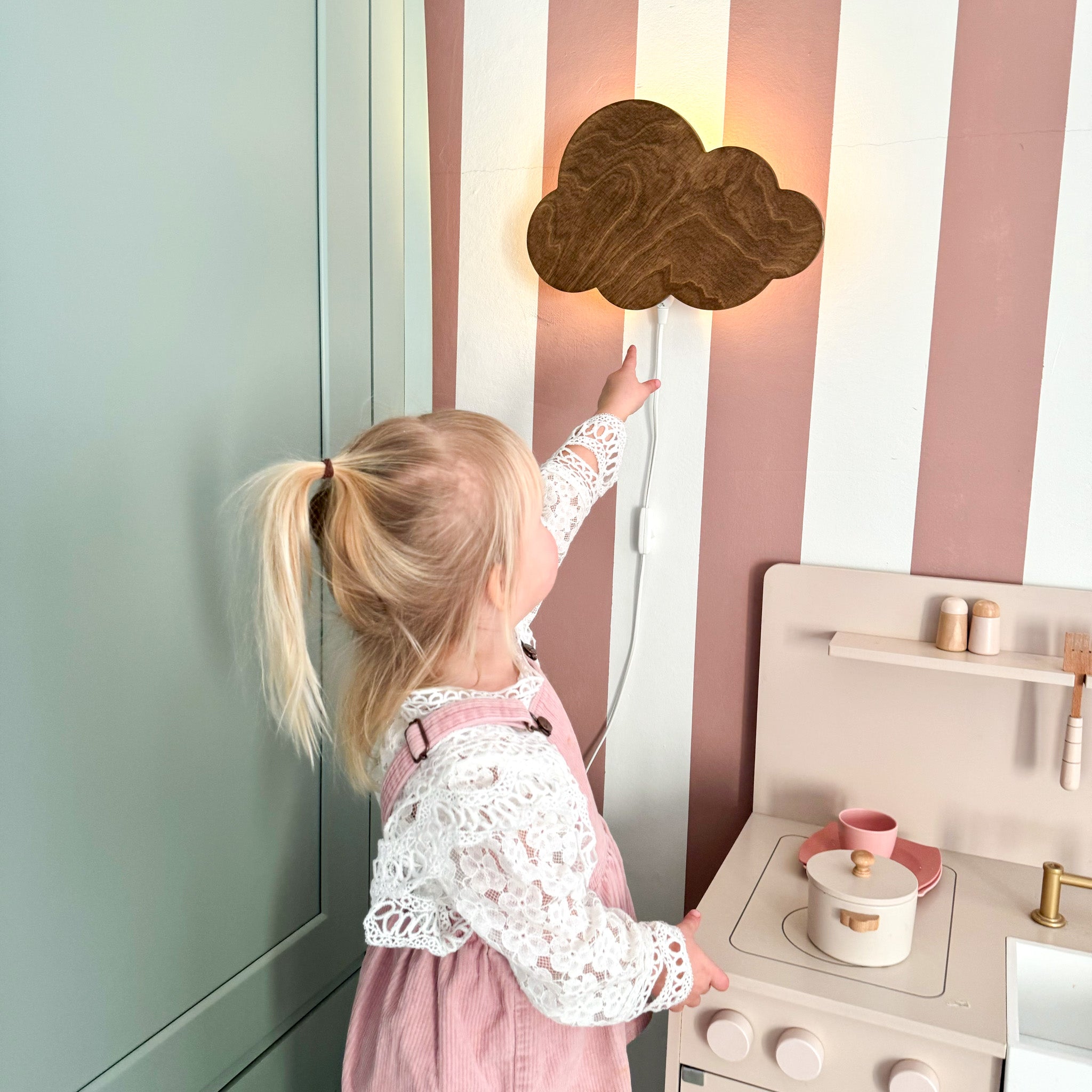 Houten wandlamp kinderkamer | Wolkie - Wengé (walnoot) - toddie.nl ®