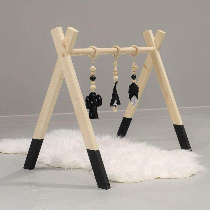 Houten babygym Zwart, zonder hangers (apart verkrijgbaar), Tipi vorm massief hout - toddie.nl