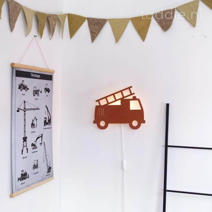 Houten wandlamp kinderkamer | Brandweerwagen baksteen rood - toddie.nl