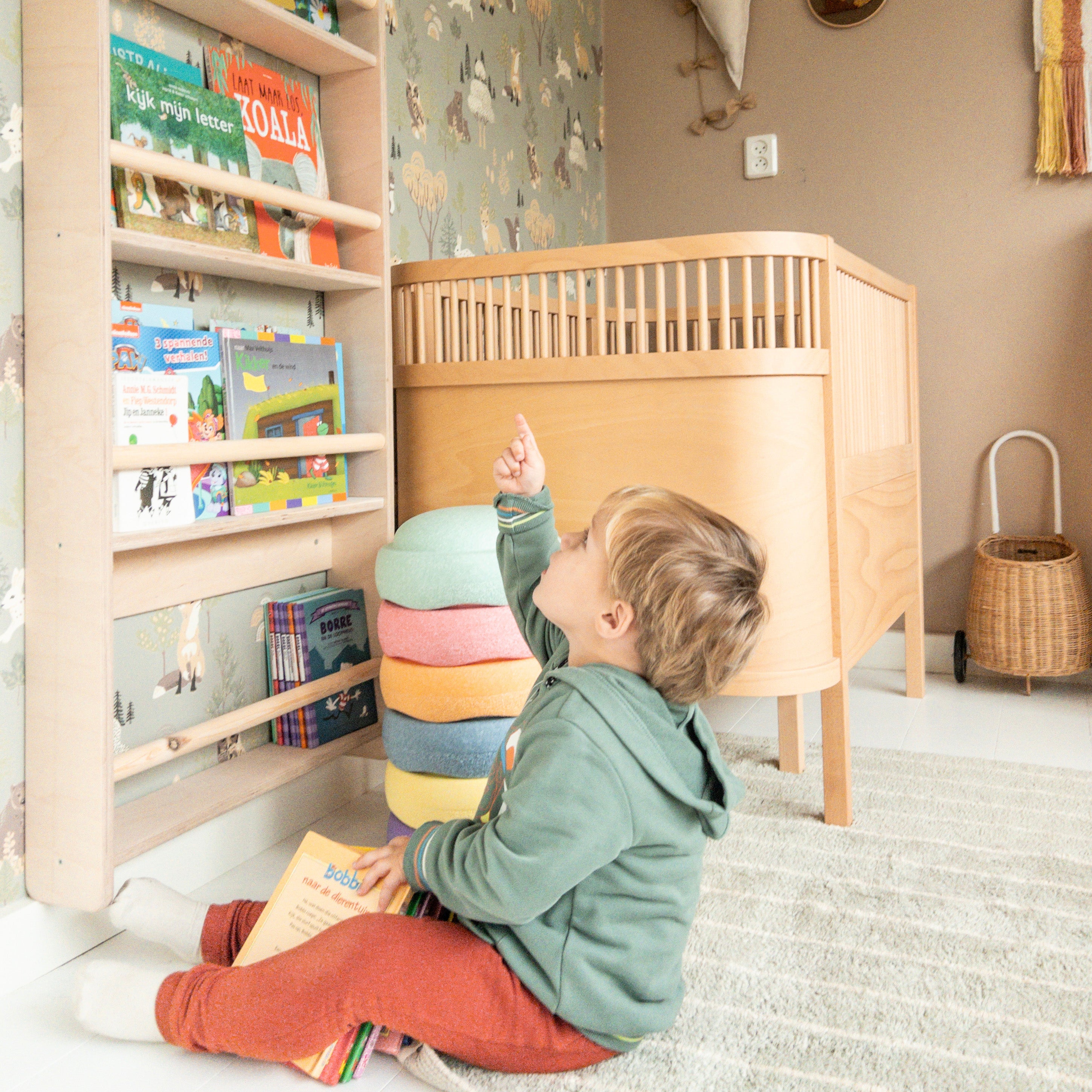 Het montessori houten boekenrek! Onze bestseller! En niet zonder reden...