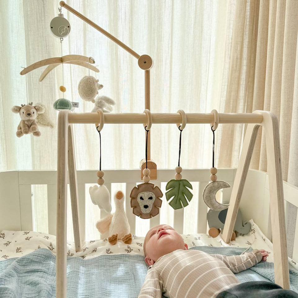 Skinnie houten babygym | Massief houten speelboog met bosdieren hangers - blank - toddie.nl ®