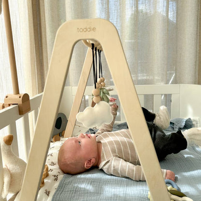 Skinnie houten babygym | Massief houten speelboog met bosdieren hangers - blank - toddie.nl ®