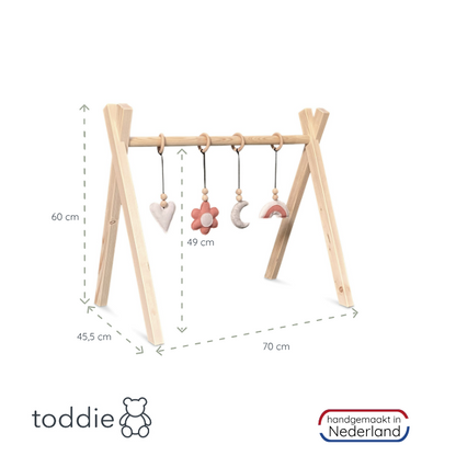Blank houten babygym, met bloem en regenboog vilthangers, Tipi vorm massief hout - toddie.nl