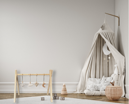 Blank houten babygym, met naturel vilthangers, Tipi vorm massief hout - toddie.nl