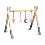 Holz Babygym | Massiver Holzspielbogen Tipi-Form mit Natur Hängespielzeuge - denim drift