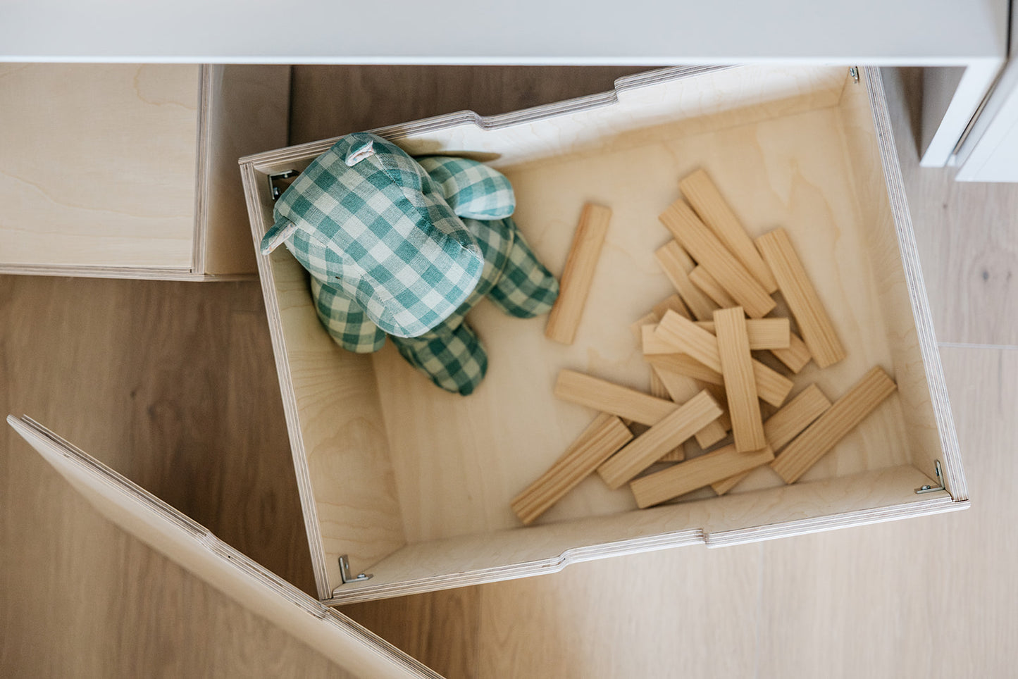 Montessori rijdende opbergkist met zwenkwieltjes en deksel - blank - toddie.nl ®