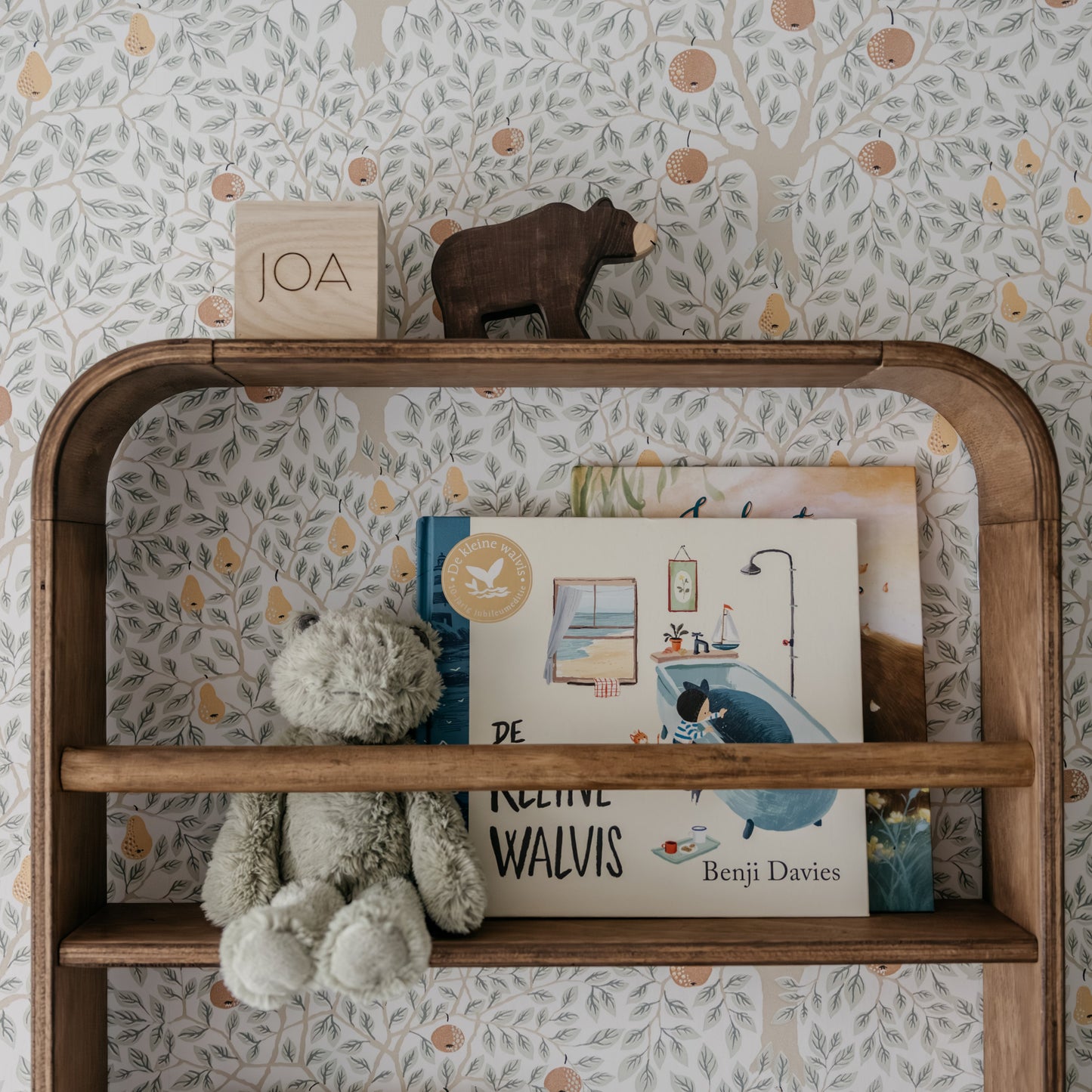 Novie montessori rond boekenrek kinderkamer | 2 planken - Wengé gebeitst - toddie.nl ®