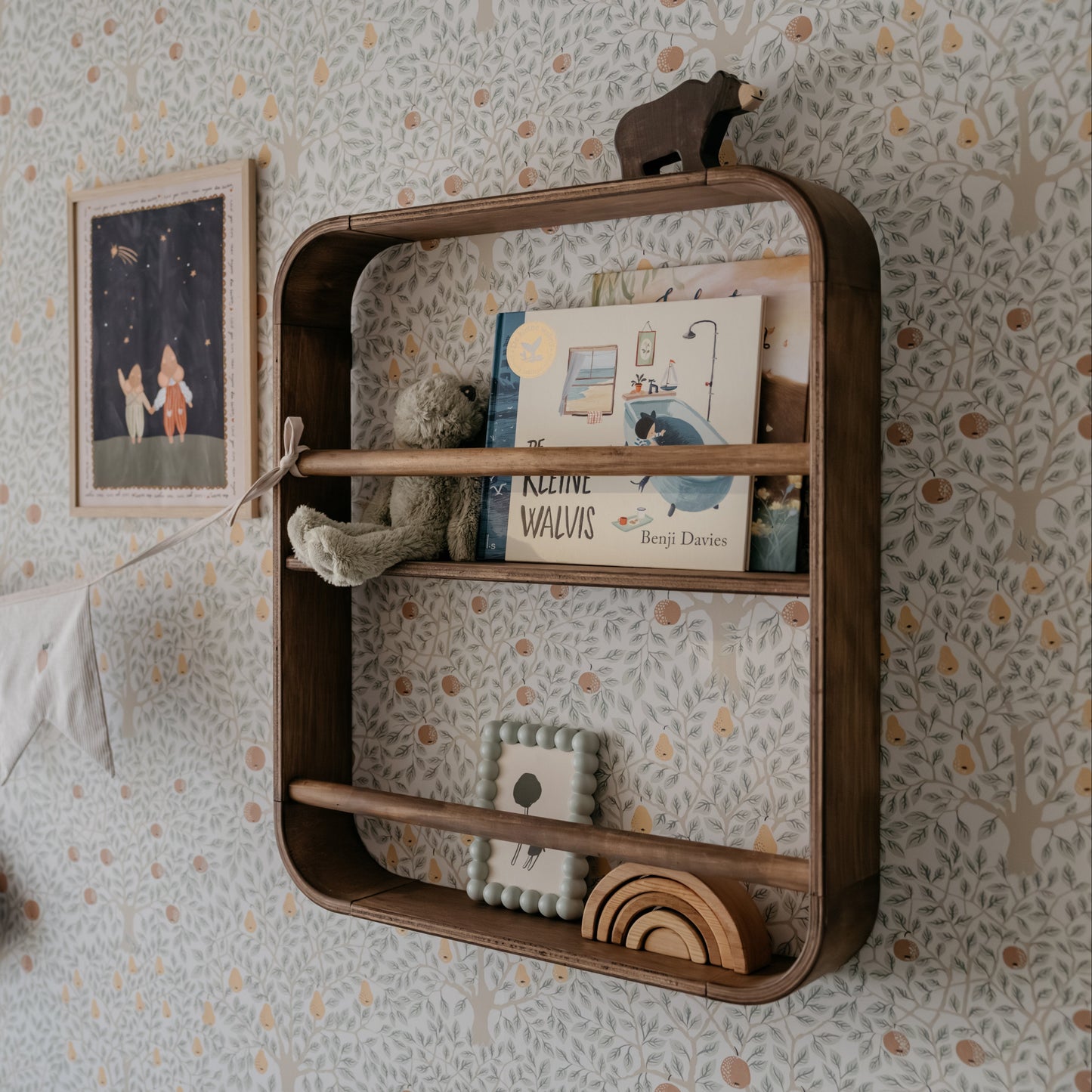 Novie montessori rond boekenrek kinderkamer | 2 planken - Wengé gebeitst - toddie.nl ®