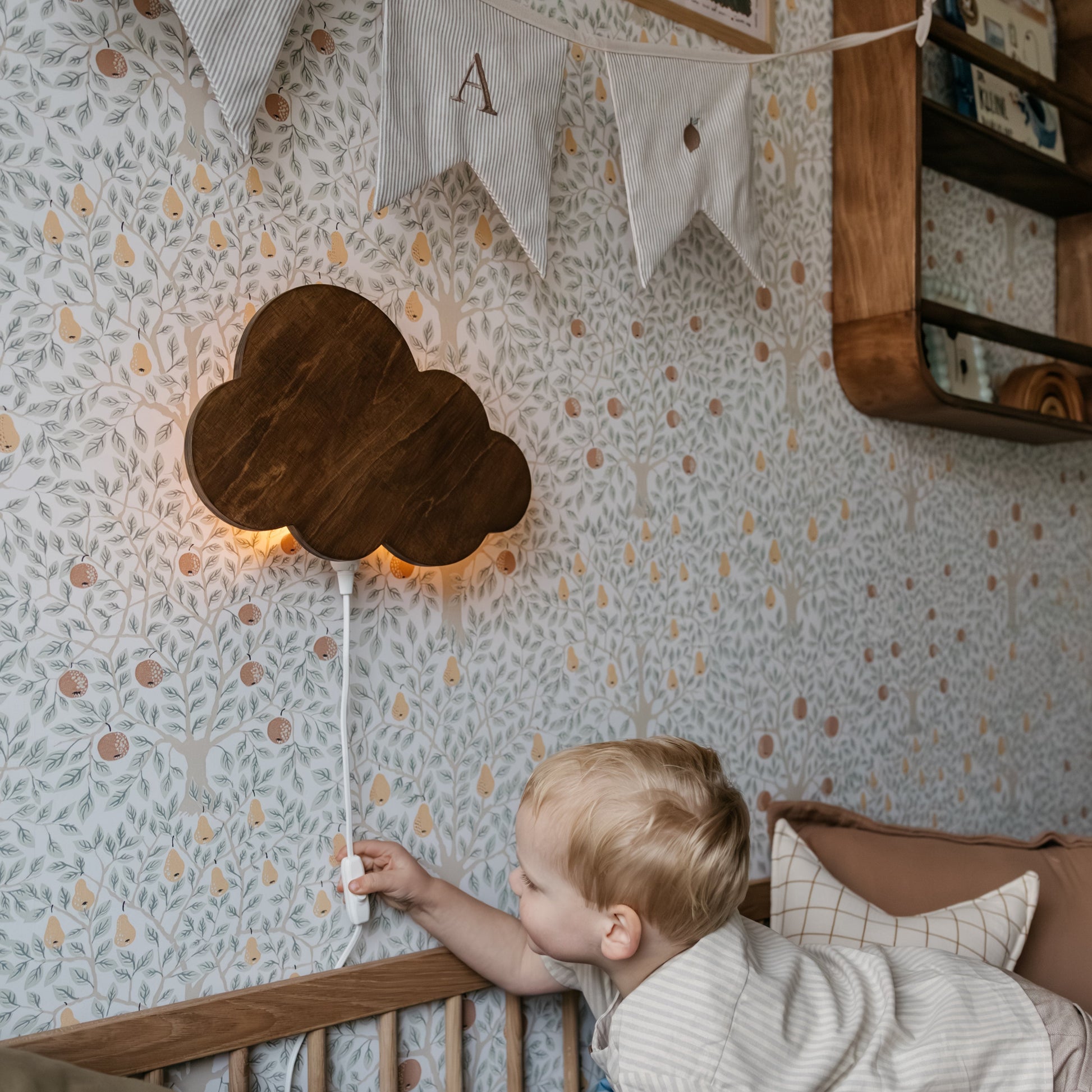 Houten wandlamp kinderkamer | Wolkie - Wengé (walnoot) - toddie.nl ®