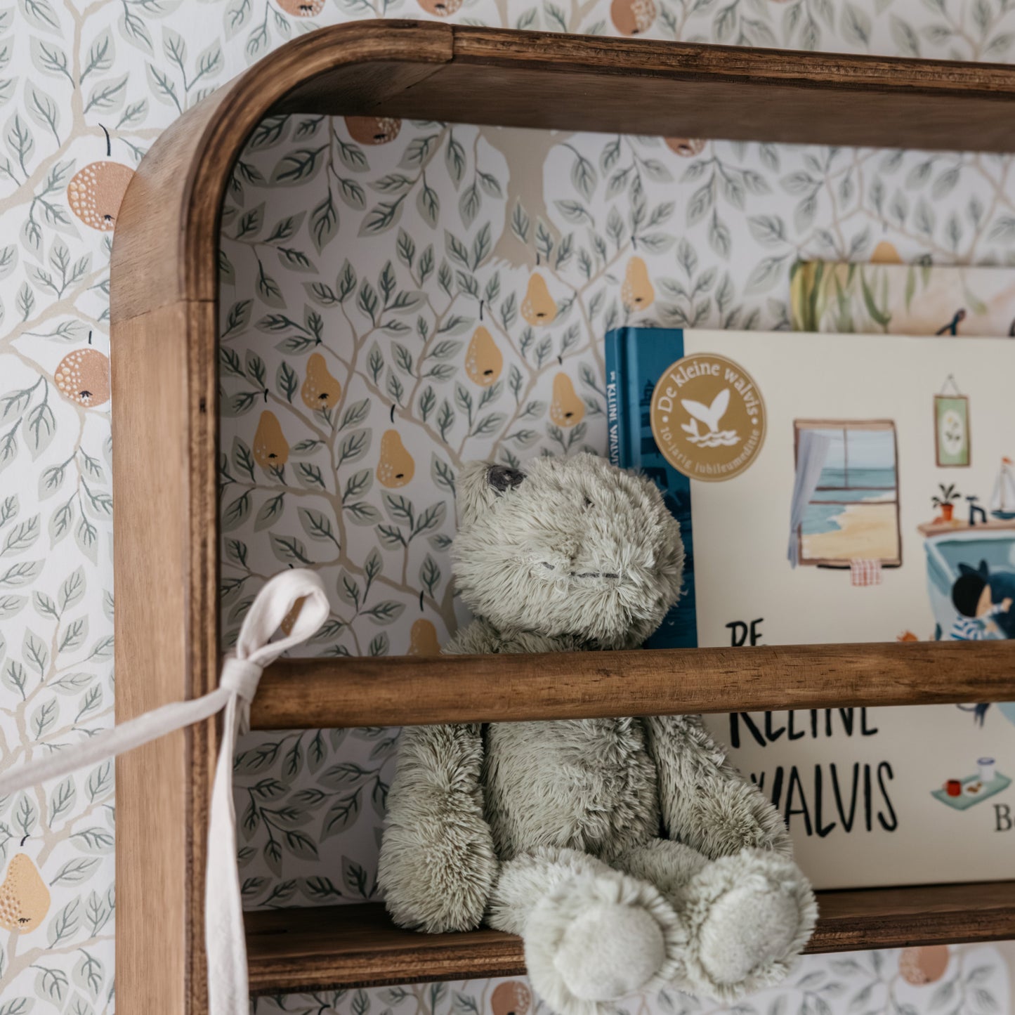 Novie montessori rond boekenrek kinderkamer | 2 planken - Wengé gebeitst - toddie.nl ®