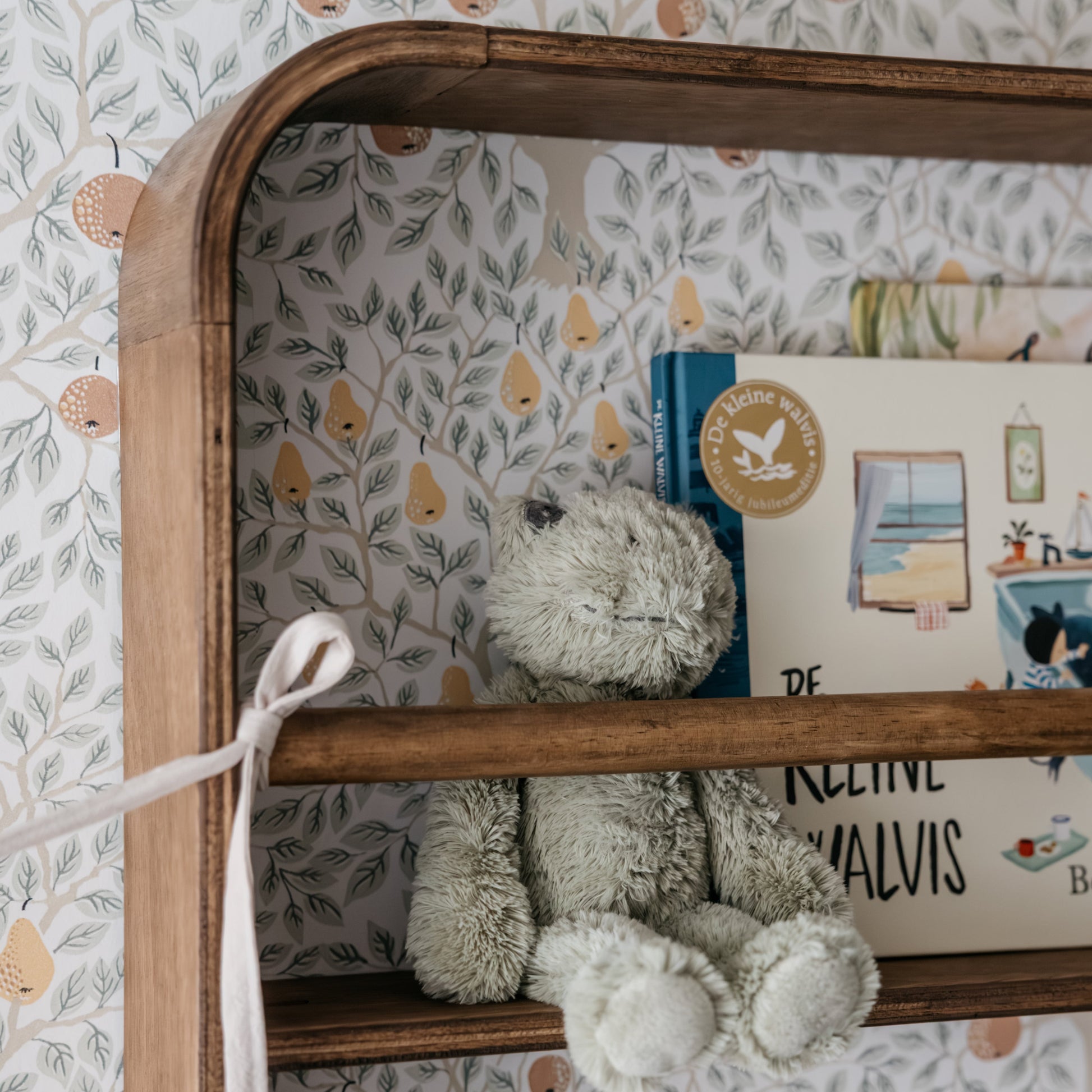 Novie montessori rond boekenrek kinderkamer | 2 planken - Wengé gebeitst - toddie.nl ®