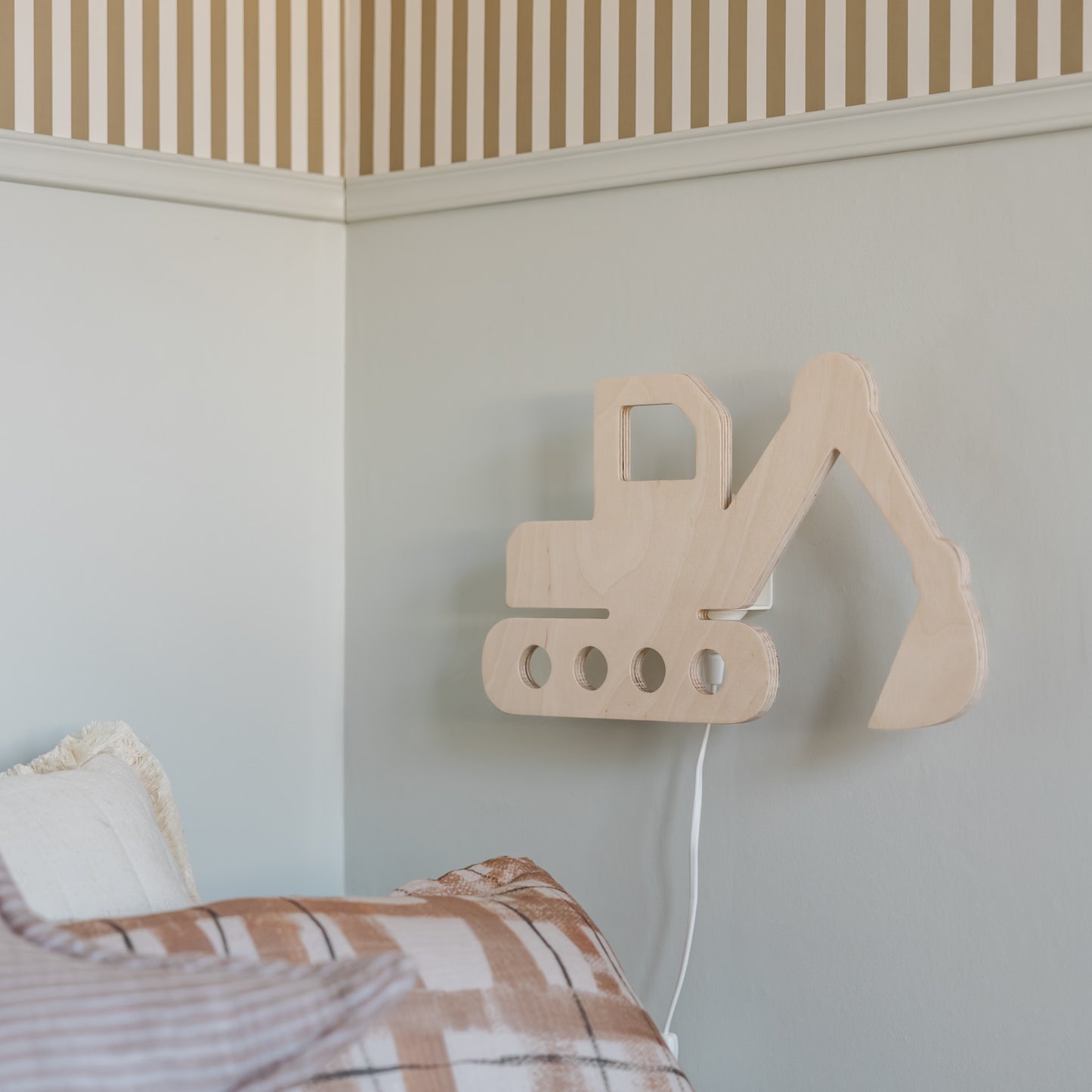 Houten wandlamp kinderkamer | Graafmachine - blank - toddie.nl ®