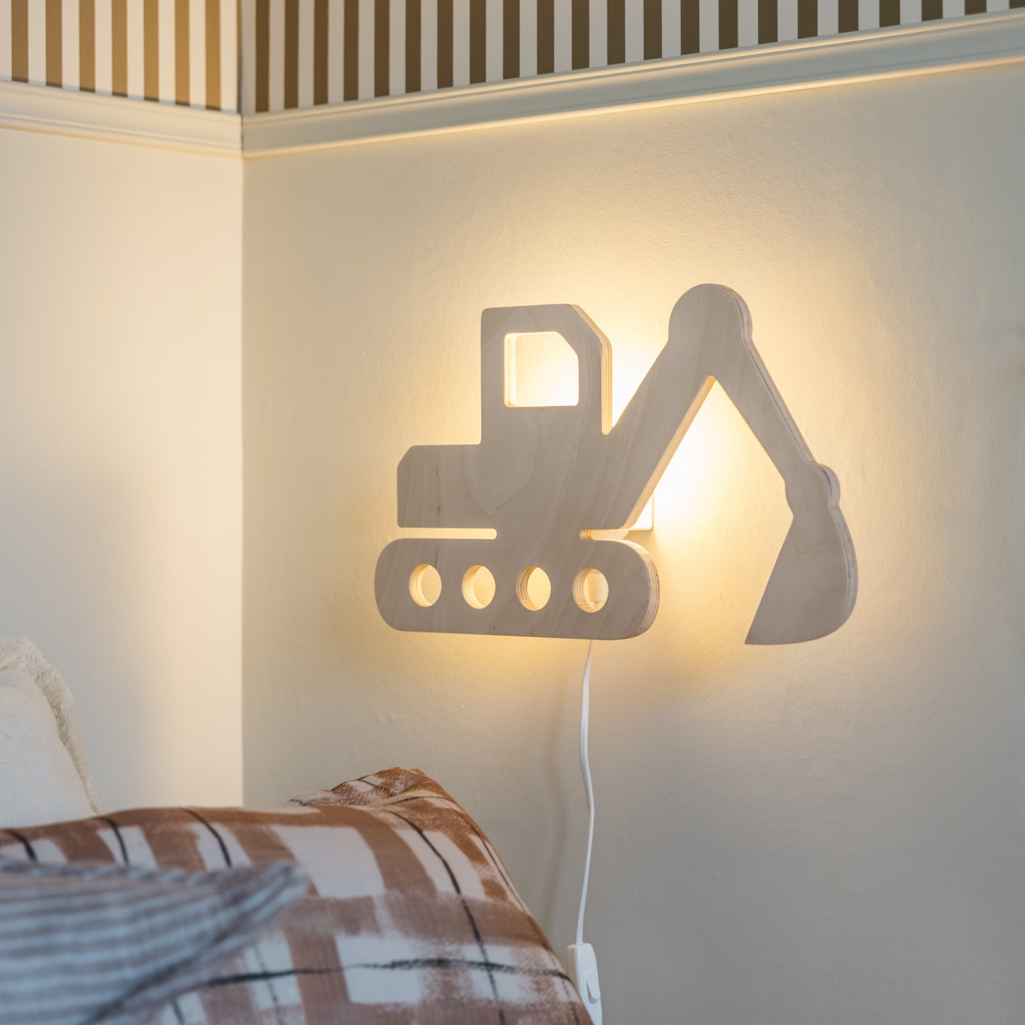 Houten wandlamp kinderkamer | Graafmachine - blank - toddie.nl ®