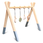 Holz Babygym | Massiver Holzspielbogen Tipi-Form mit Dschungel hängespielzeuge - denim drift