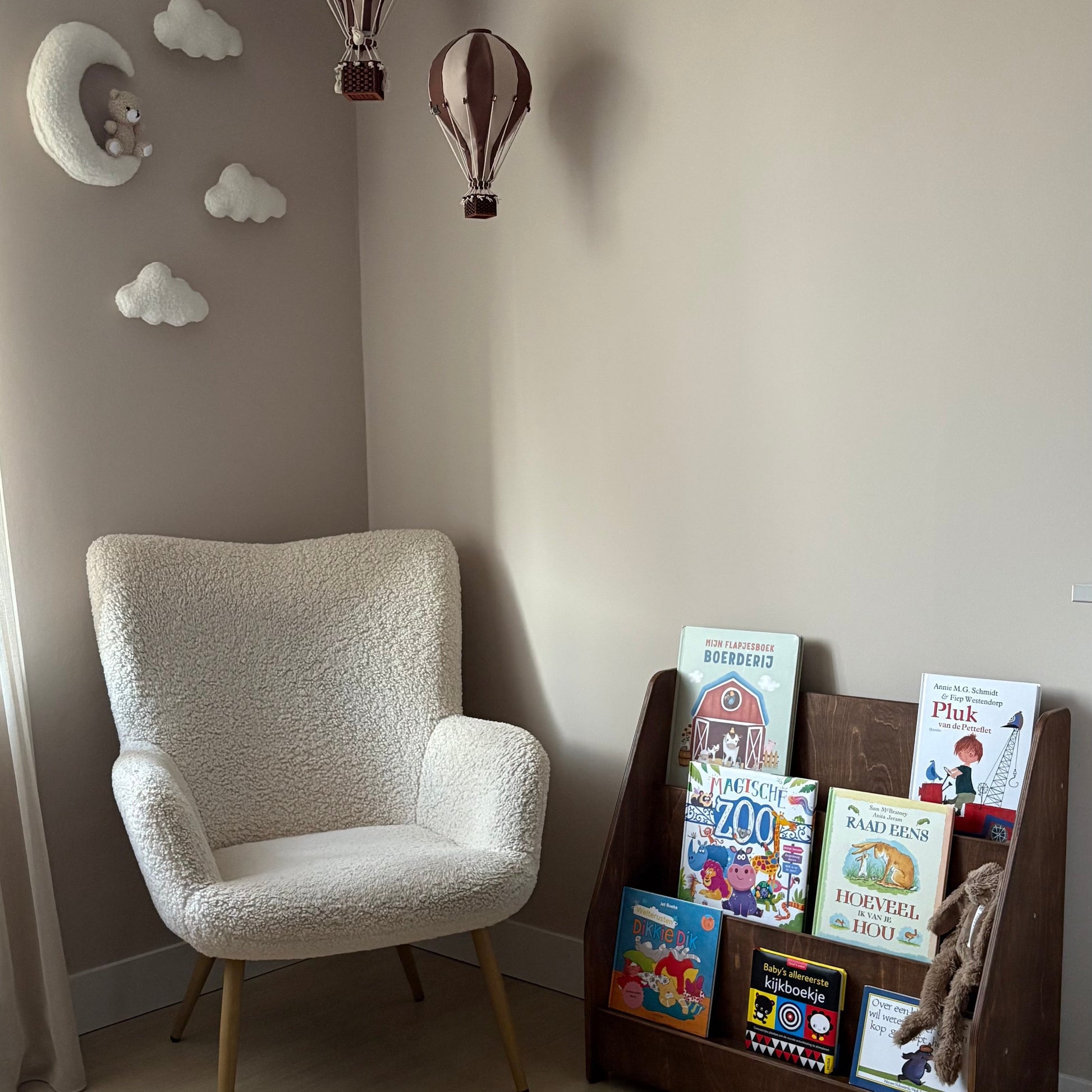 Moodie montessori boekenkast kinderkamer | 3 treden - wengé (walnut) - toddie.nl ®