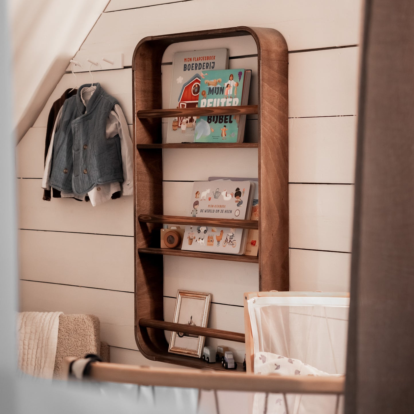 Novie montessori rond boekenrek kinderkamer | 3 planken - Wengé gebeitst - toddie.nl ®