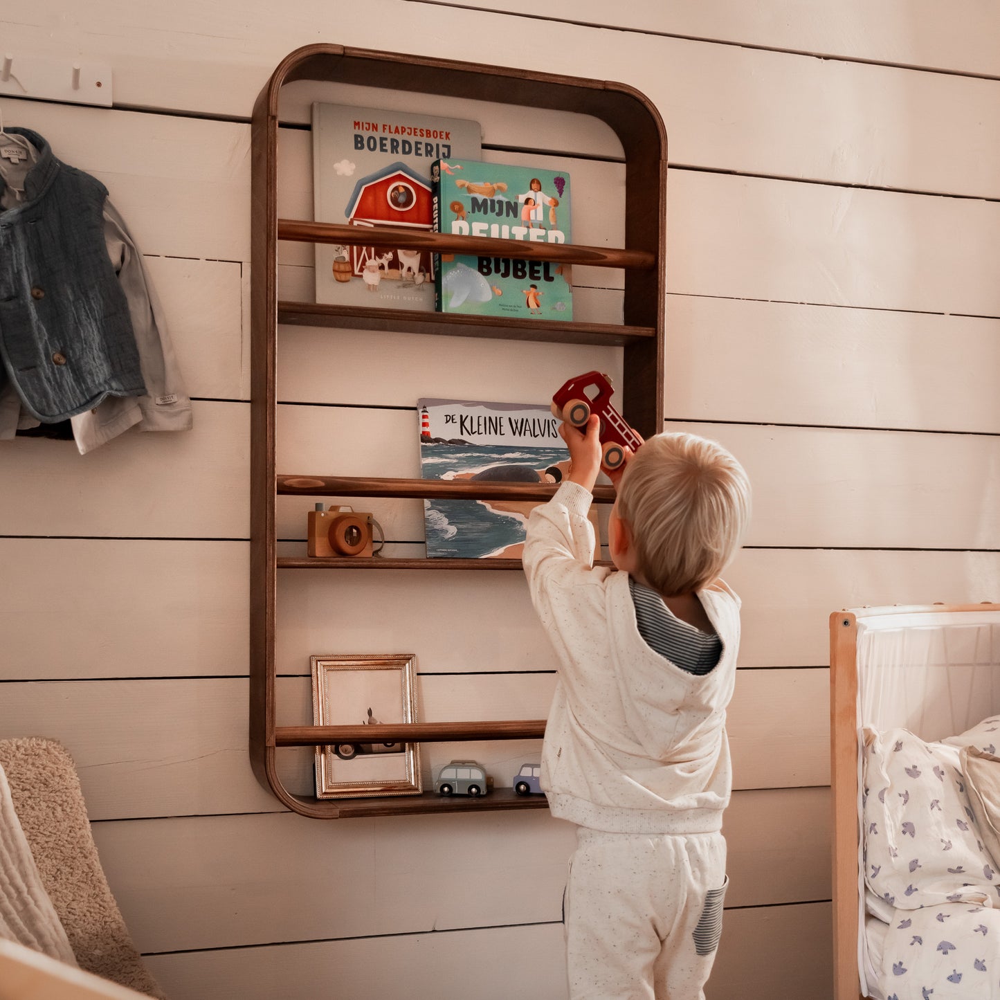 Novie montessori rond boekenrek kinderkamer | 3 planken - Wengé gebeitst - toddie.nl ®