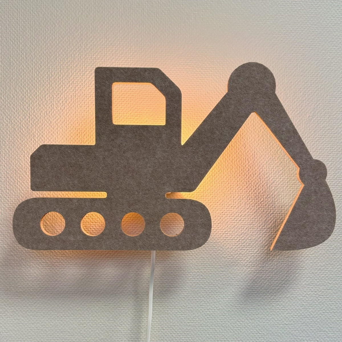 Væglampe i filt gravemaskine sandbeige – lampe tændt