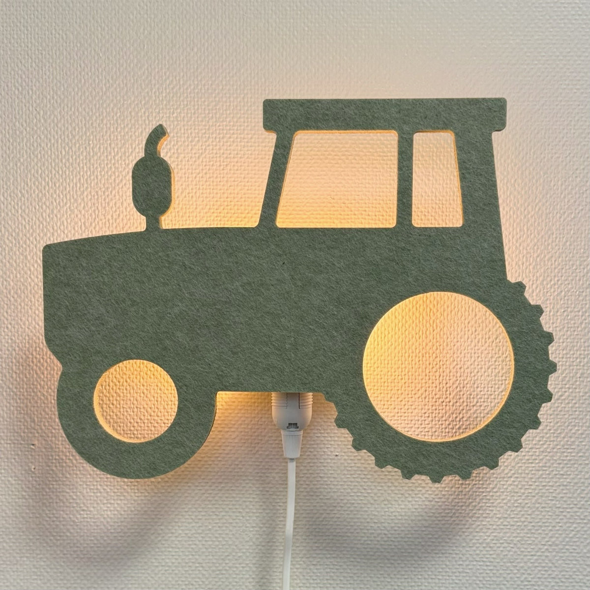 Væglampe i filt traktor salviegrøn – lampe tændt