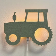 Væglampe i filt traktor salviegrøn – lampe tændt