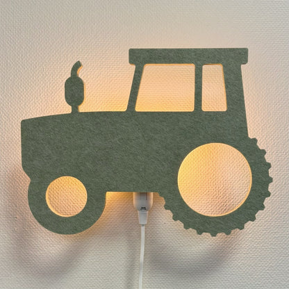 Væglampe i filt traktor salviegrøn – lampe tændt