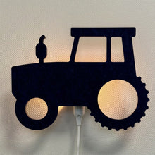 Væglampe i filt traktor natblå – lampe tændt