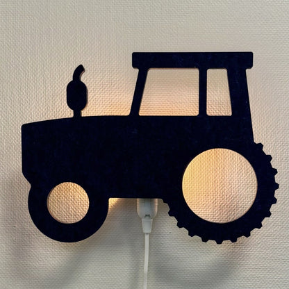 Væglampe i filt traktor natblå – lampe tændt