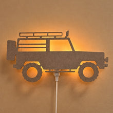 Væglampe i filt 4x4-jeep sandbeige – lampe tændt på børneværelset