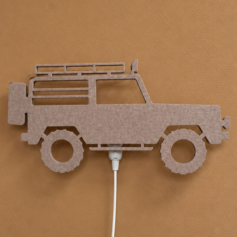 Væglampe i filt 4x4-jeep sandbeige – lampe slukket på væggen