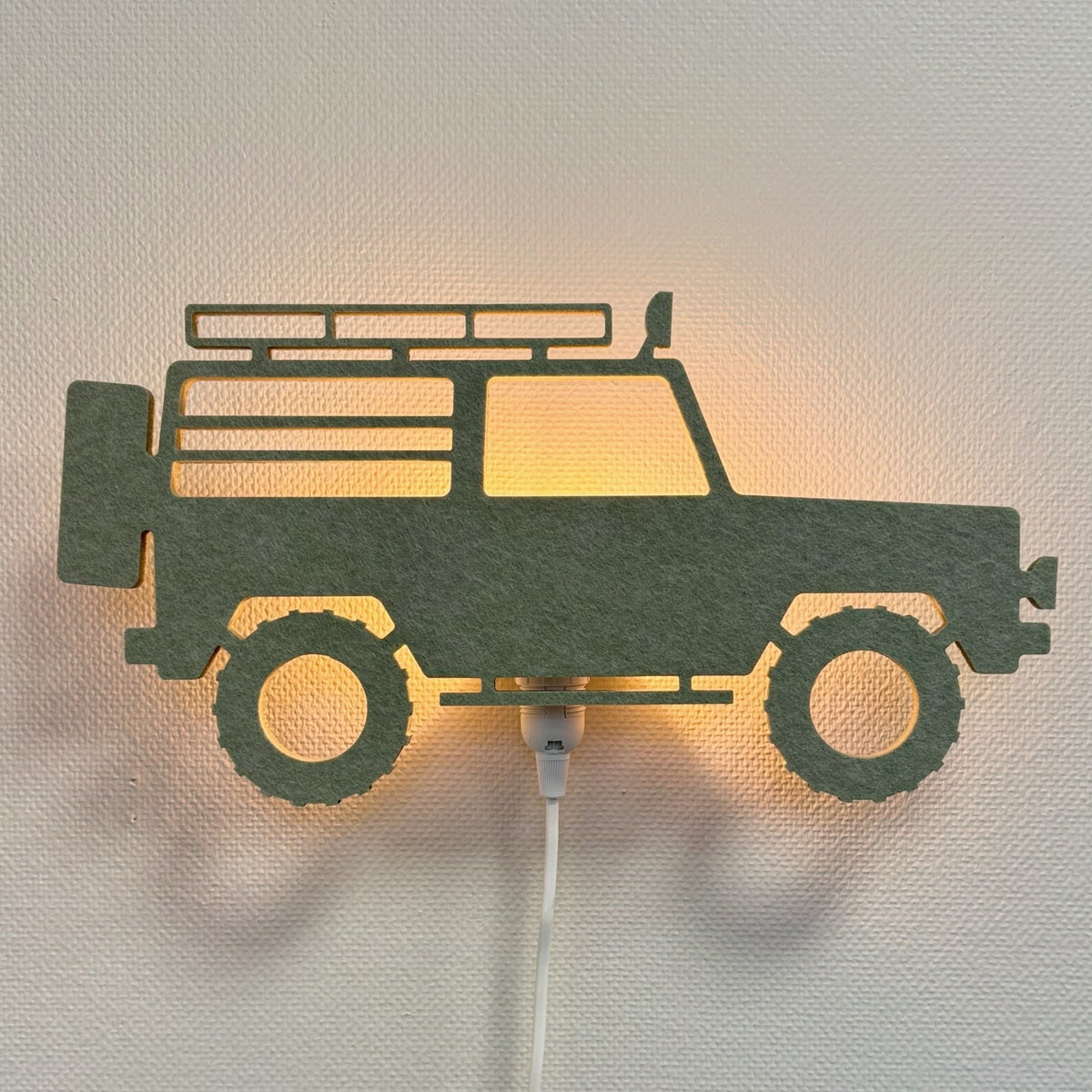 Væglampe i filt 4x4-jeep salviegrøn – lampe tændt