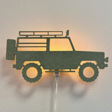 Væglampe i filt 4x4-jeep salviegrøn – lampe tændt